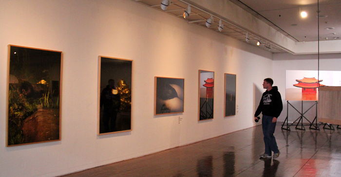 관객들이 10일 개막한 한중일 합작 전시 ‘미묘한 삼각관계’를 둘러보고 있다. 