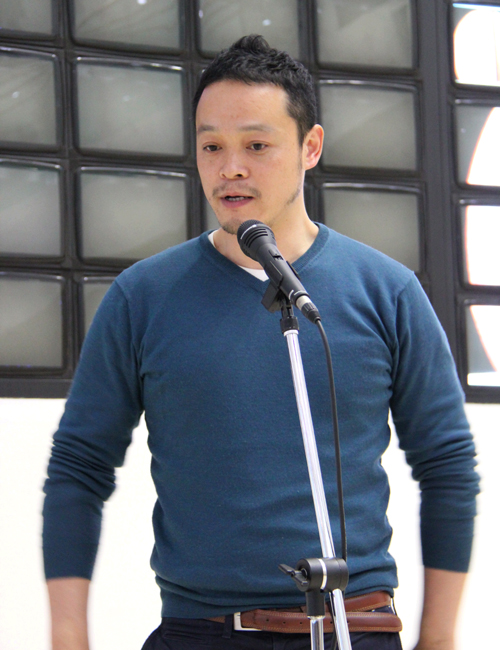 일본의 고이즈미 메이로 영상작가가 10일 ‘미묘한 삼각관계’展 개막식에서 자신의 작품에 대해 설명하고 있다. 