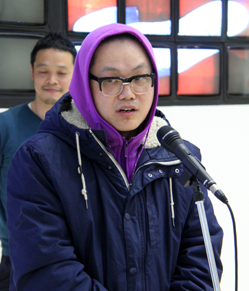 한국의 양아치 작가가 10일 ‘미묘한 삼각관계’展 개막식에서 자신의 작품에 대해 설명하고 있다. 