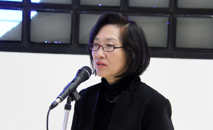 10일 ‘미묘한 삼각관계’展 개막식에서 축사하는 김홍희 서울시립미술관 관장.