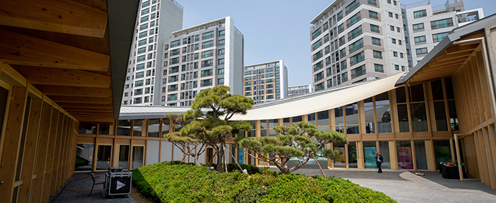 Đại sứ quán Thụy Sĩ tại Hàn Quốc đã được thiết kế theo kiểu kiến trúc Hanok dưới góc nhìn hiện đại. (Ảnh: Phóng viên Kim Sunjoo)