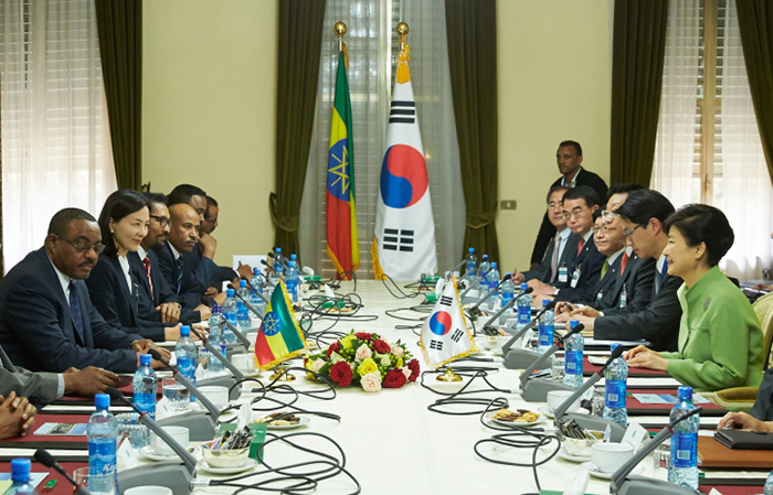 Ethiopian Prime Minister Hailemariam Desalegn (left) and President Park Geun-hye hold summit talks in Addis Ababa on May 26. The two leaders agreed to strengthen cooperation on the economy, trade, infrastructure and development.