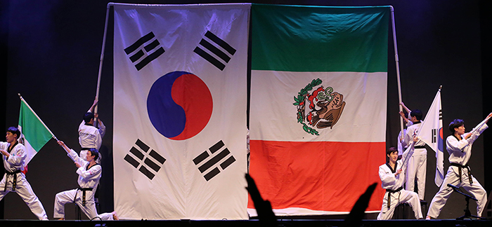 Các vận động viên Taekwondo kết thúc màn trình diễn bằng cách kéo cao quốc kỳ Hàn Quốc và Mexico vào ngày 3/4 tại thành phố Mexico.