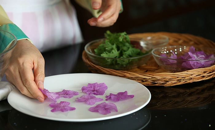 Nhặt bỏ nhị hoa và rửa sạch.