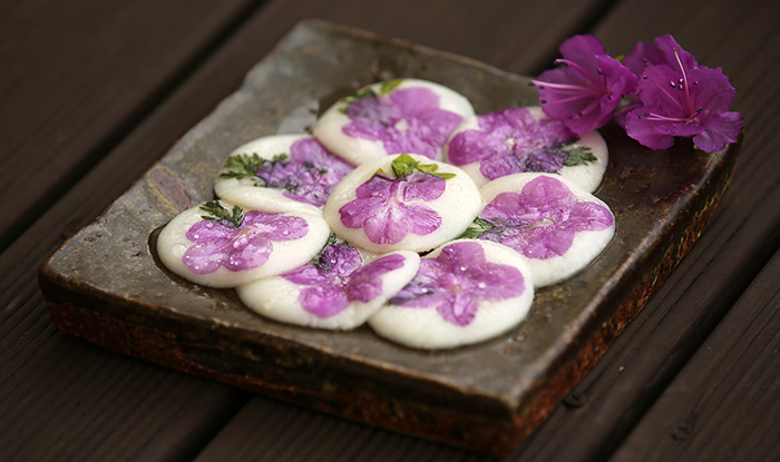 Món bánh gạo hoa đỗ quyên đặc biệt thích hợp sau khi đã ăn món thịt tẩm ướp, đó là bởi hương vị nhẹ nhàng của món bánh.