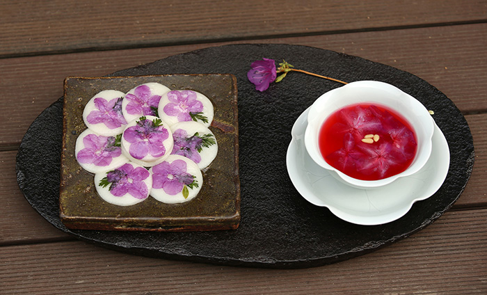 Bánh gạo hoa đỗ quyên là món ăn đặc trưng trong ngày Samjitnal. Vị thơm và ngọt của gạo nếp kết hợp cùng hình dáng cánh hoa đem lại sự vui mắt và kích thích vị giác. Đồ uống hoa đỗ quyên là một sự kết hợp hoàn hảo với bánh gạo, bởi vị chua chua ngòn ngọt của quả ngũ vị tử và mật ong cùng sắc hoa. Nước hoa đỗ quyên giúp cho tiêu hoá và tăng thêm sự thanh mát.