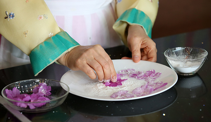 Ngắt bỏ nhị hoa đỗ quyên, rửa sạch rồi để ráo nước, sau đó lăn qua bột đậu xanh..