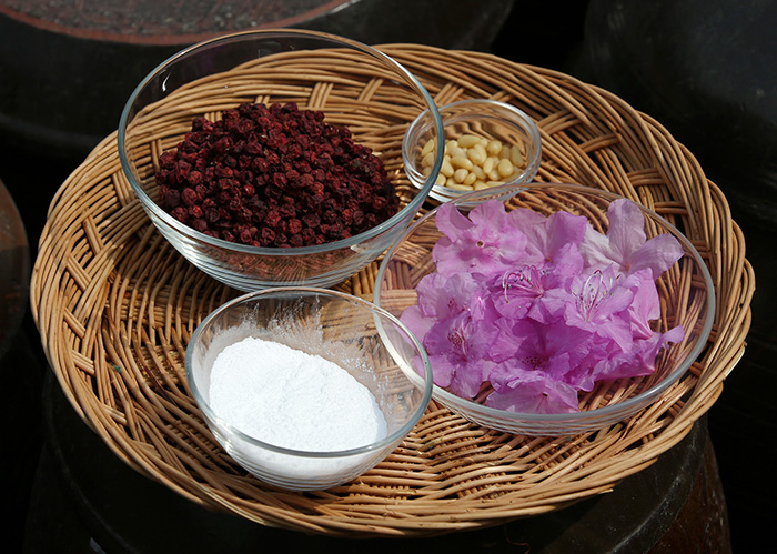 Các nguyên liệu chính của nước ép hoa đỗ quyên là hoa đỗ quyên, quả ngũ vị tử, đường, hạt thông, bột đậu xanh