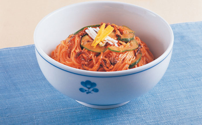, or spicy mixed noodles, stimulates the appetite, especially in the summer, thanks to its unique taste that harmonizes beef, pork, mushrooms, vegetables and pepper paste. In the past, people enjoyed the dish not only in the summer but also in the winter.