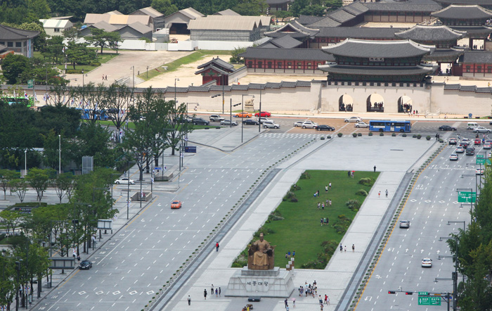 한국최대의 명절 추석이 시작되면 전국의 도로에는 차량행렬이 끝없이 이어지고(사진 위), 도심은 텅비게 된다.(사진 아래) (사진 연합) 