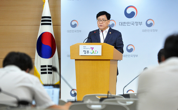 정진엽 보건복지부장관이 25일 정부서울청사에서 저출산 보완대책을 브리핑하고 있다.