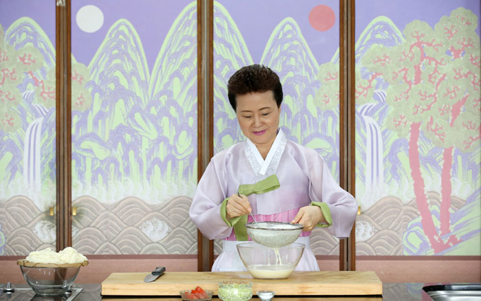 Process the soaked and cooked beans and water using a blender. Drain the mixture with a strainer to make the soybean milk broth. Add some salt to enhance the taste of the broth.