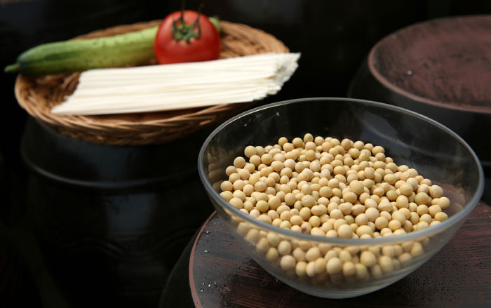 The main ingredients for kongguksu are soybeans, plain noodles, cucumber and tomato.