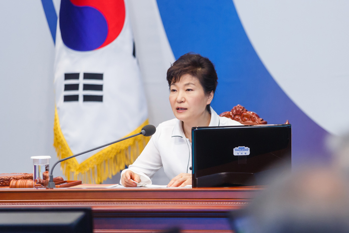 박근혜 대통령은 국무회의에서 올해 하반기에는 문화융성, 경제 활성화와 노동개혁에 주력하겠다고 말했다.