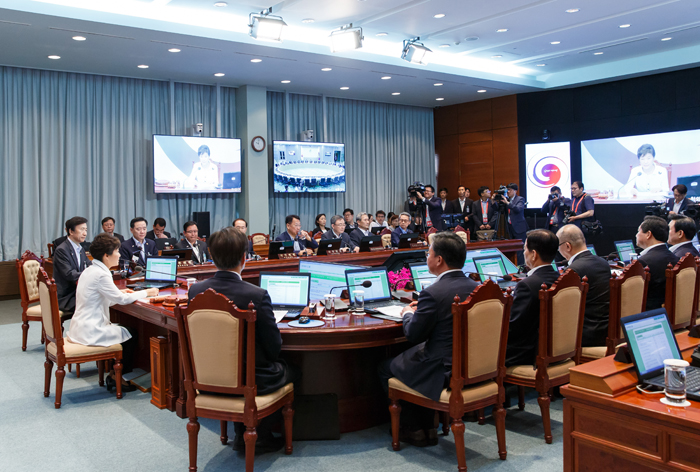 박근혜 대통령은 한국 문화와 전통이 가진 무한한 가능성을 재발견하고, 잘 되살리려는 노력을 시작해야 한다고 밝혔다.