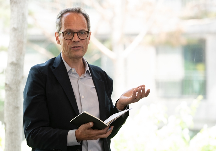 Nicolas Vaucher, một nhà thiết kế thuộc văn phòng kiến trúc Burckhardt+Partner. Ông đã thiết kế tòa nhà Đại sứ quán Thụy Sĩ tại Hàn Quốc theo kiểu kiến trúc Hanok. (Ảnh: Phóng viên Kim Sunjoo)