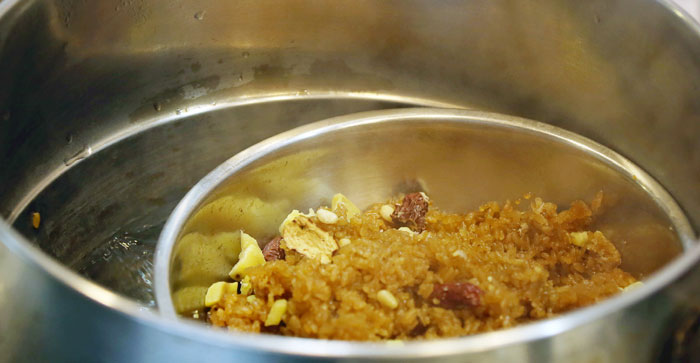 약식을 만들 때 찜기에 찌는 것보다 끓는 물에 중탕으로 찌면 색이 더 진해지고 풍미도 좋아진다.