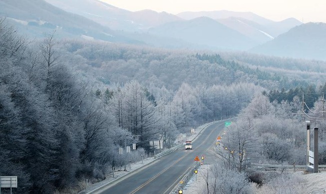 Dấu vết của mùa Đông vẫn còn đọng lại trên đèo Daegwallyeong