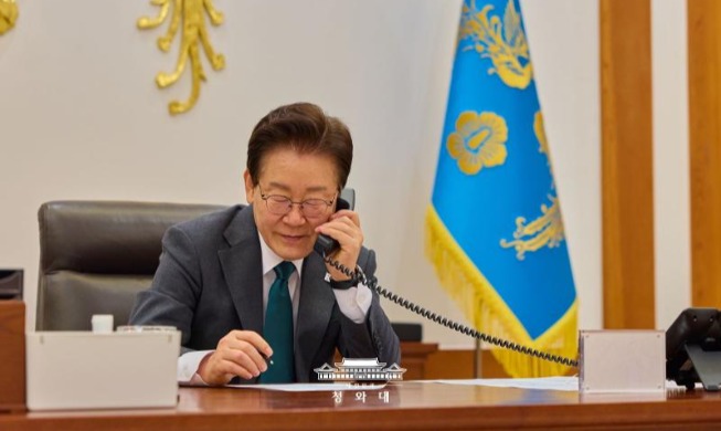 Tổng thống Lee Jae Myung điện đàm với Thủ tướng Hà Lan, mở rộng hợp tác bán dẫn và AI