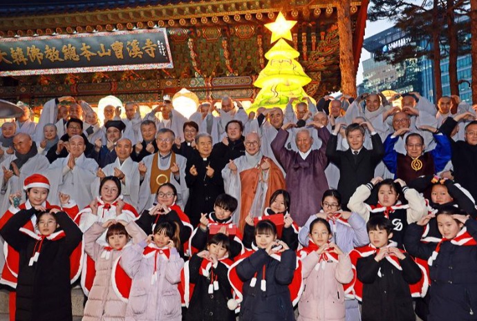 Thắp sáng cây thông Noel tại chùa Tào Khê
