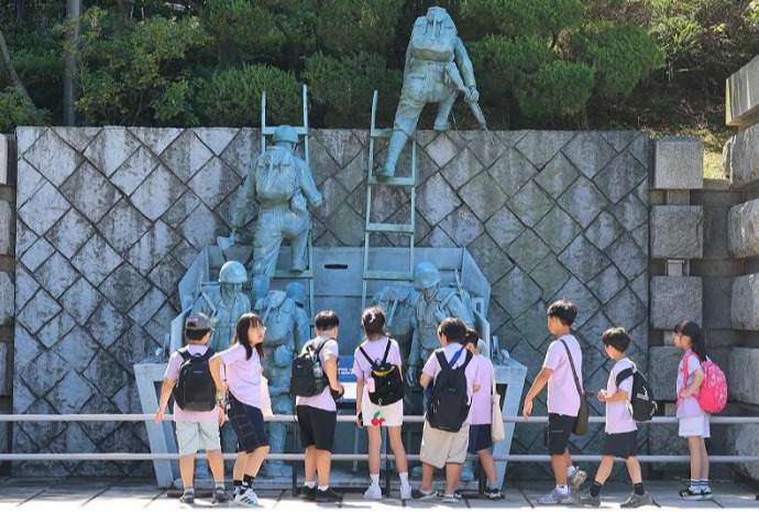 Các học sinh tiểu học tham quan Nhà tưởng niệm Chiến dịch đổ bộ Incheon