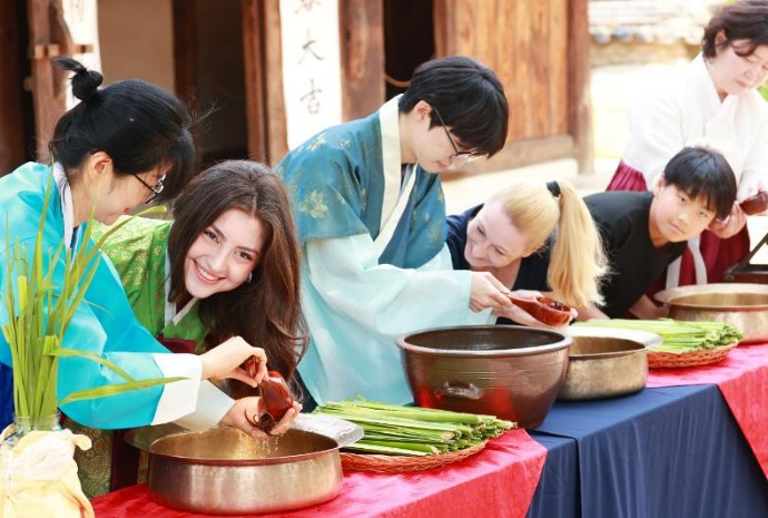Trải nghiệm gội đầu với nước lá xương bồ nhân dịp Tết Đoan Ngọ