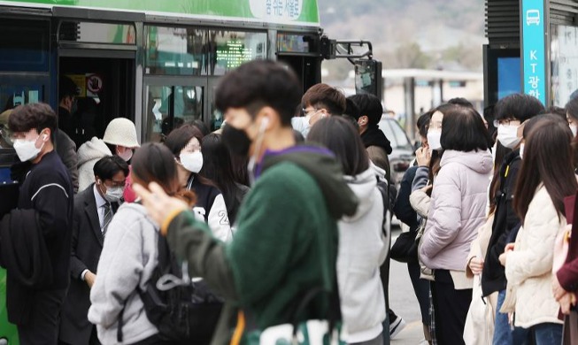 Covid-19: Hàn Quốc bỏ quy định đeo khẩu trang trên phương tiện công cộng