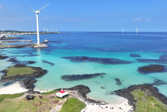 Bãi biển Conan xanh mát ở đảo Jeju