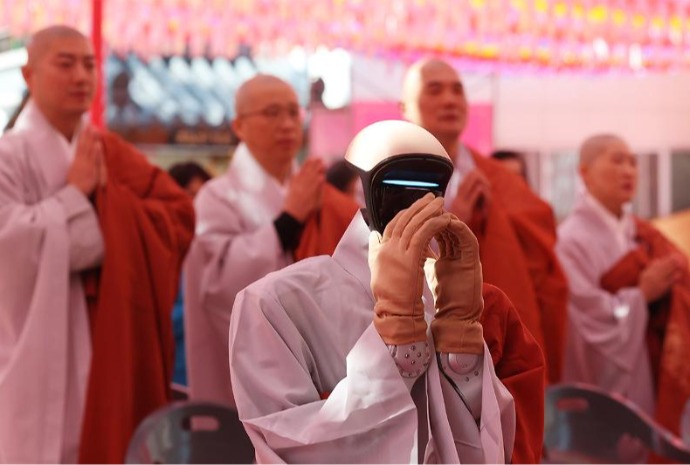 Robot sư thầy Gabi chắp tay hành lễ
