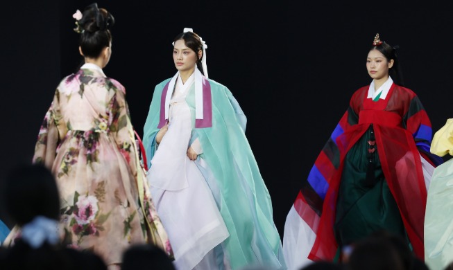 Khai mạc “Hanbok Store 2026” - từ may đo đến mặc thử Hanbok