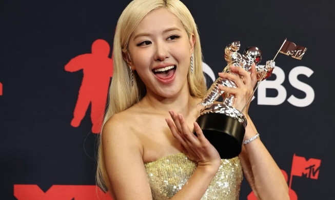 Rosé ghi dấu ấn lịch sử với ca khúc “APT.” tại MTV VMAs 2025