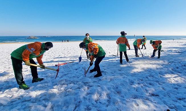 Dọn sạch lớp băng đóng ở khu vực bãi biển Gyeongpo ở Gangneung