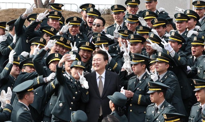 Tổng thống Hàn Quốc chụp ảnh cùng những thiếu úy được phong hàm