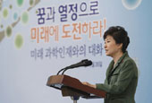 Tổng thống Park Geun Hye nhấn mạnh con người chính là động lực phát triển của nền kinh tế sáng tạo