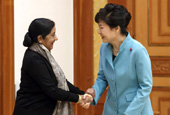 Tổng thống Hàn Quốc Park Geun Hye tiếp Ngoại trưởng Ấn độ Sushma Swaraj