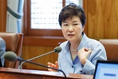 Tổng thống Park Geunhye nhấn mạnh cần phải giảm thiểu mức độ ảnh hưởng của dịch MERS xuống mức thấp nhất. 