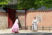 Hanbok tô điểm cố cung