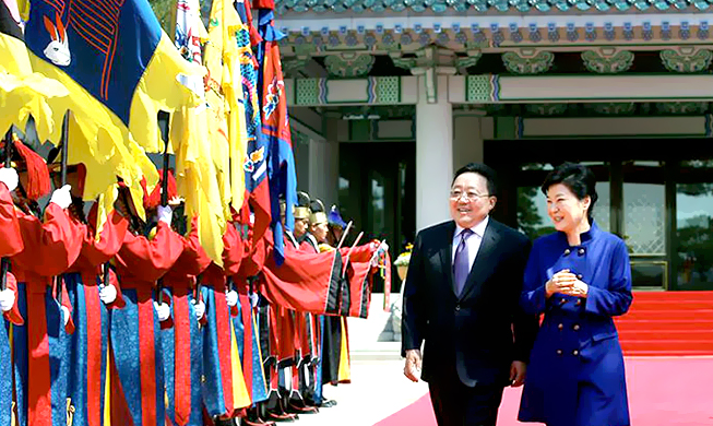 Tổng thống Park Geun Hye cùng phái đoàn kinh tế 109 doanh nghiệp đến thăm Mông Cổ