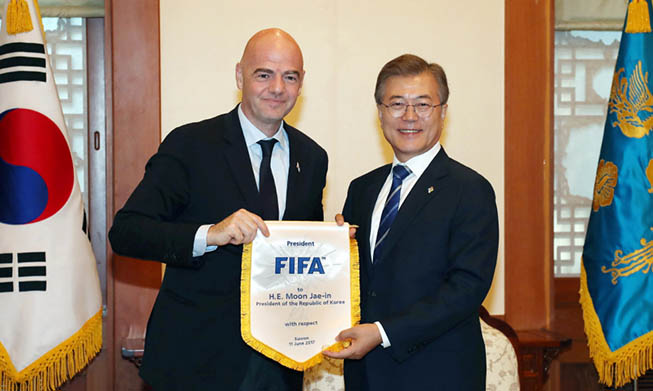 Tổng thống Moon Jae-in tiếp Chủ tịch Liên đoàn Bóng đá Thế giới FIFA Infantino