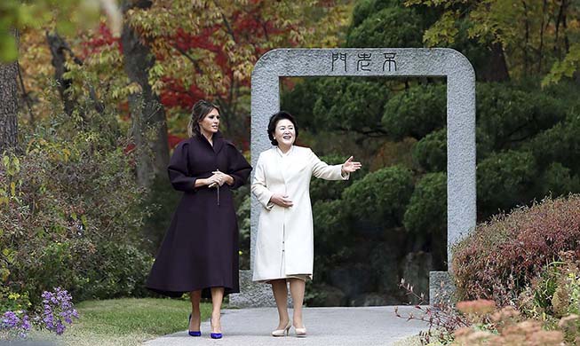 Đệ nhất phu nhân Kim Jung-sook có cuộc trò chuyện thân mật với Đệ nhất phu nhân Melania Trump