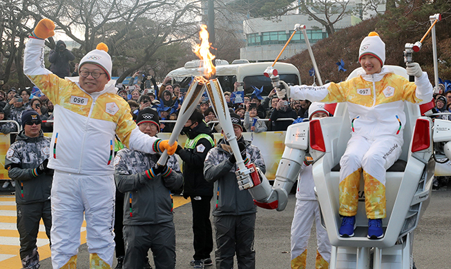 Rô bốt rước đuốc thiêng ‘Olympic Mùa đông PyeongChang’