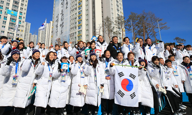 Đoàn tuyển thủ Nam-Bắc Hàn đến làng vận động viên Olympic