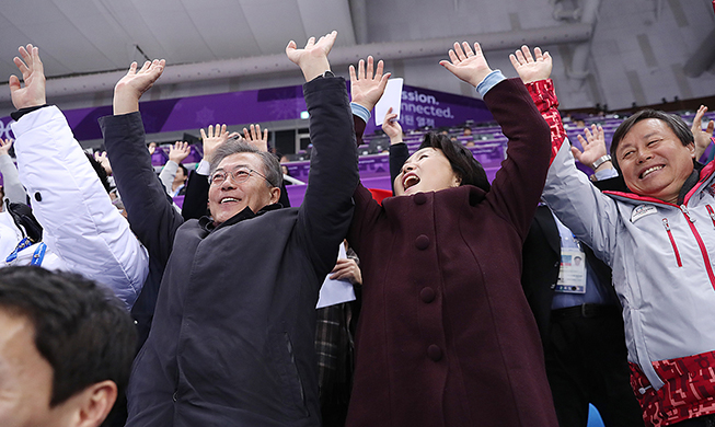 Tổng thống Moon Jae-in cùng Phu nhân Kim Jung-sook cổ vũ trận đấu trượt băng cự ly ngắn tại ‘Olympic PyeongChang’