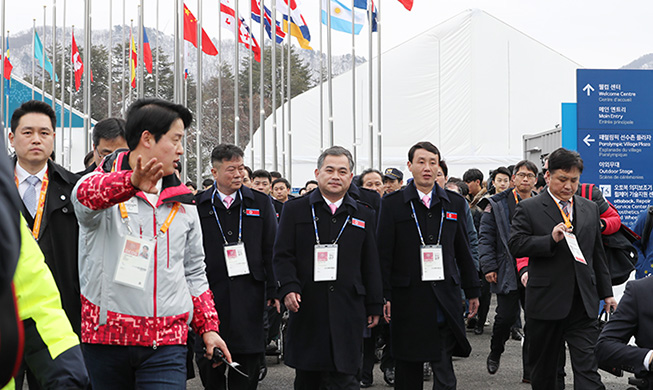 Đoàn tuyển thủ và đoàn đại biểu tham dự Paralympic PyeongChang của Bắc Triều Tiên tới thăm Hàn Quốc