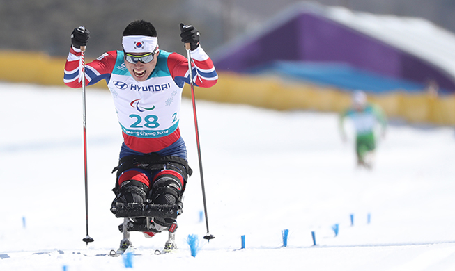 Vận động viên môn trượt tuyết Bắc Âu Sin Eui-hyun giành tấm huy chương đầu tiên của Paralympic PyeongChang cho Hàn Quốc