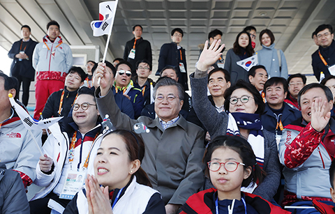 Tổng thống Moon Jae-in cổ vũ cho các tuyển thủ Hàn Quốc và Bắc Triều Tiên ở môn trượt tuyết băng đồng tại Paralympic