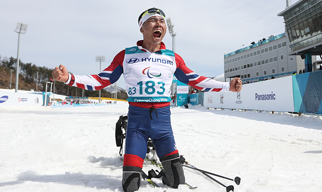 Vận động viên Hàn Quốc Sin Eui Hyun giành huy chương vàng đầu tiên trong lịch sử Paralympic Mùa đông của Hàn Quốc