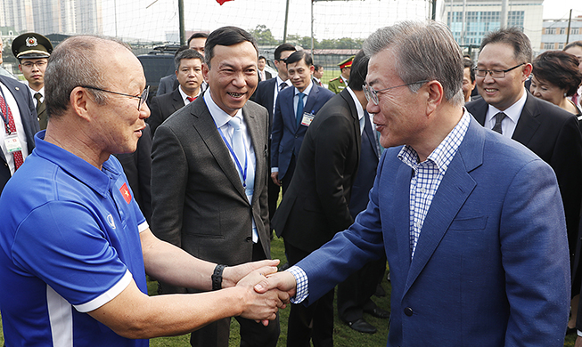 Tổng thống Moon Jae-in bắt đầu lịch trình đầu tiên của chuyến thăm cấp nhà nước Việt Nam