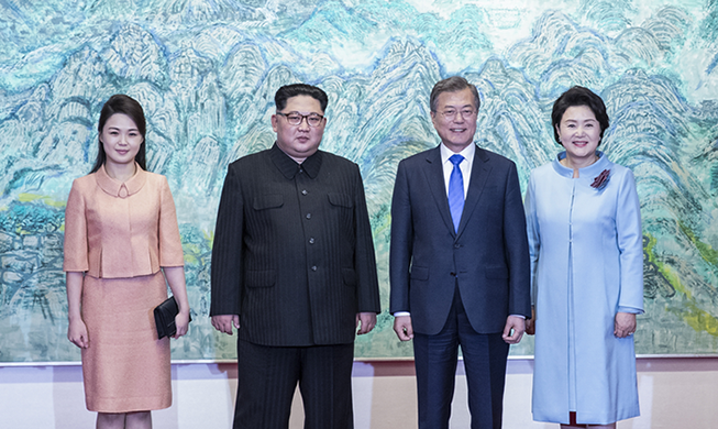 Hai vợ chồng Tổng thống Moon Jae-in và hai vợ chồng Chủ tịch Kim Jong Un gặp nhau lần đầu tiên trong bữa tiệc tối