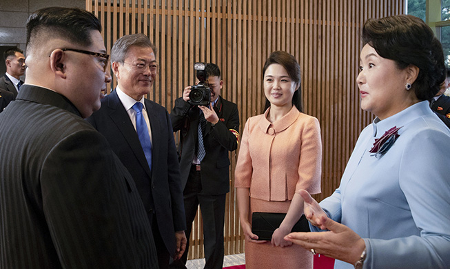 Phu nhân Hàn Quốc Kim Jung-sook : “Chỉ có thịnh vượng trong tương lai”